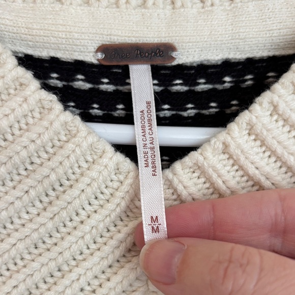 Free People Maisie Sweater Women's oversized v-neck chunky black ivory Med NWT - Picture 13 of 16